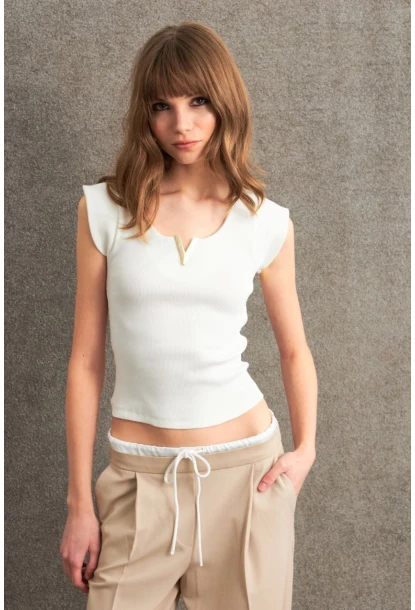 Kadın Ekru Aksesuarlı Kolsuz Bluz RLO101