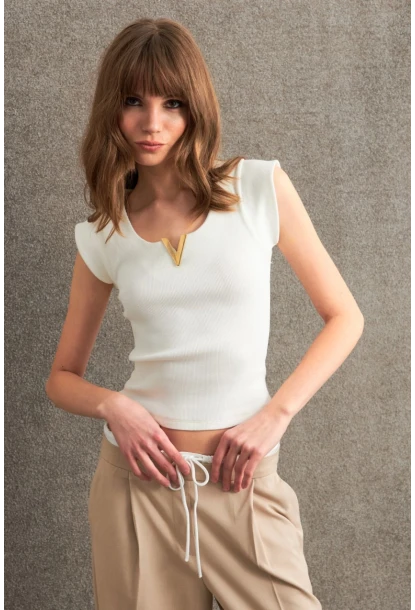 Kadın Ekru Aksesuarlı Kolsuz Bluz RLO101