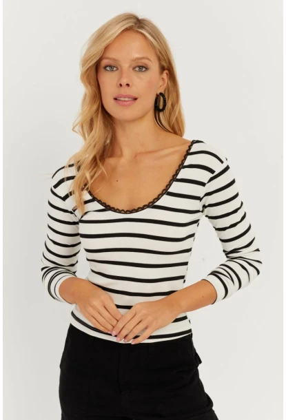 Kadın Ekru Dantel Ve Düğme Detaylı Bluz PP5363