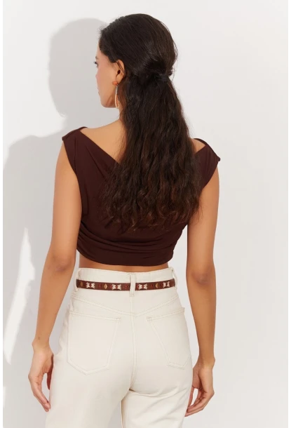 Kadın Kahverengi Degaje Yaka Yanları Büzgülü Crop Bluz B2494