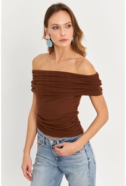 Kadın Kahverengi Kolsuz Madonna Yaka Bluz TF51