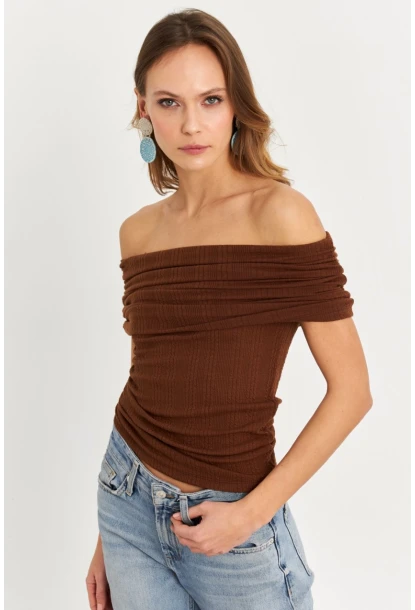 Kadın Kahverengi Kolsuz Madonna Yaka Bluz TF51