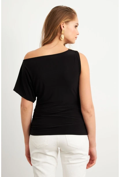 Kadın Siyah Aksesuarlı Asimetrik Kol Bluz VA102