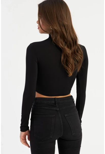 Kadın Siyah Aksesuarlı Crop Bluz EY2944