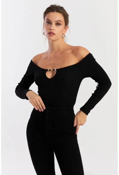 Kadın Siyah Aksesuarlı Kaşkorse Bluz EY2918