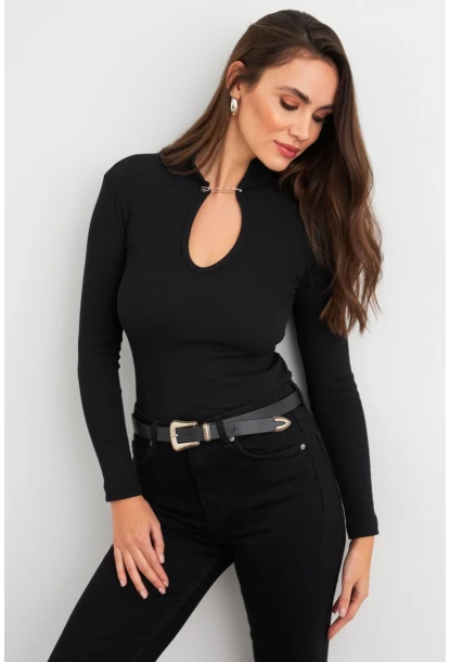 Kadın Siyah Aksesuarlı Pencereli Kaşkorse Bluz EY3032