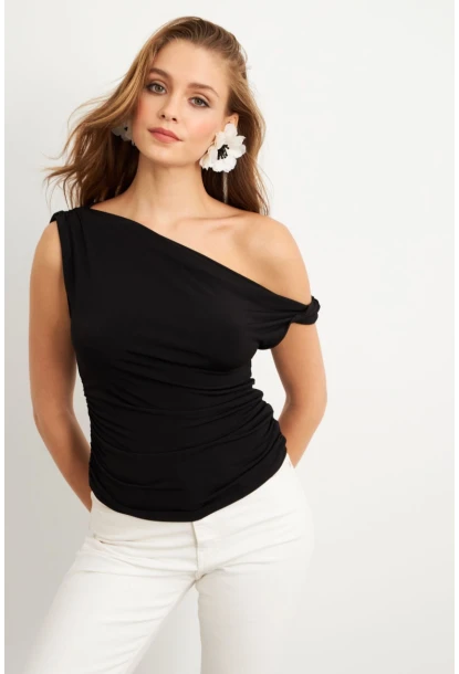 Kadın Siyah Asimetrik Kol Bluz VA100