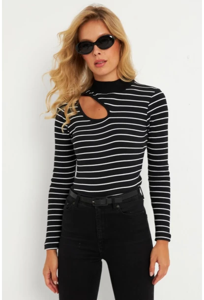 Kadın Siyah-Beyaz Çapraz Yaka Yarım Balıkçı Bluz B1404
