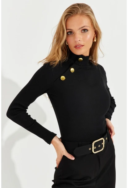 Kadın Siyah Düğme Aksesuarlı Kaşkorse Bluz EY2579