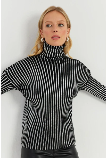 Kadın Siyah-Gümüş Düğme Detaylı Varaklı Triko Kazak SF2532