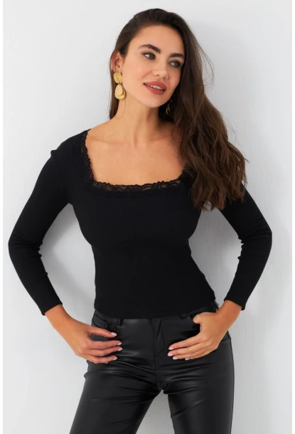 Kadın Siyah Kare Yaka Dantelli Bluz TF36