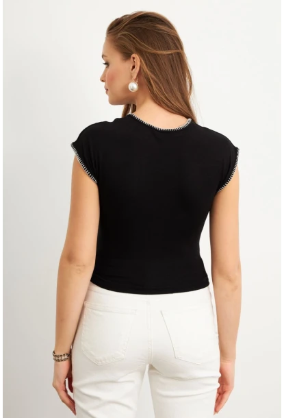 Kadın Siyah Kontrast Dikişli T-Shirt FLU766