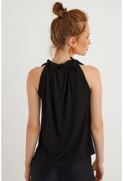 Kadın Siyah Yakası Fırfırlı Kolsuz Bluz BTH01