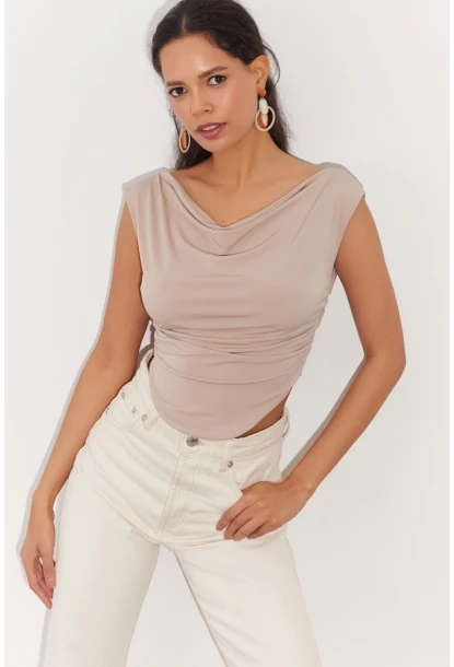 Kadın Vanilya Degaje Yaka Yanları Büzgülü Crop Bluz B2494