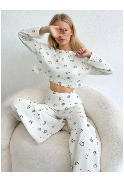 Çiçek Desenli Uzun Kol Pijama Takımı