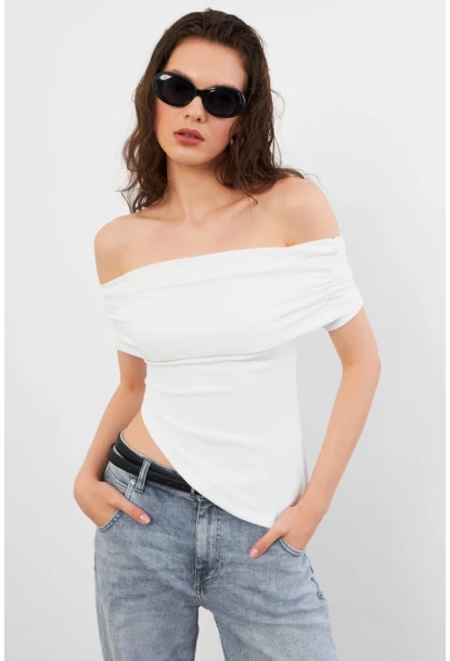 Kadın Beyaz Asimetrik Madonna Yaka Bluz OPS4251