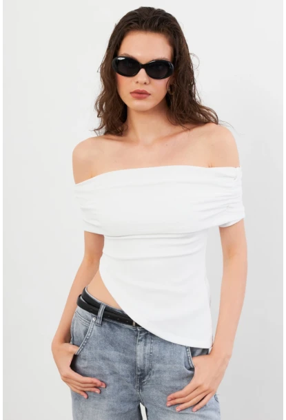 Kadın Beyaz Asimetrik Madonna Yaka Bluz OPS4251