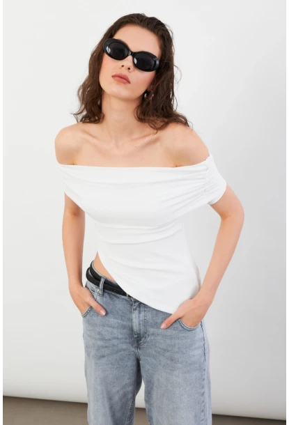 Kadın Beyaz Asimetrik Madonna Yaka Bluz OPS4251