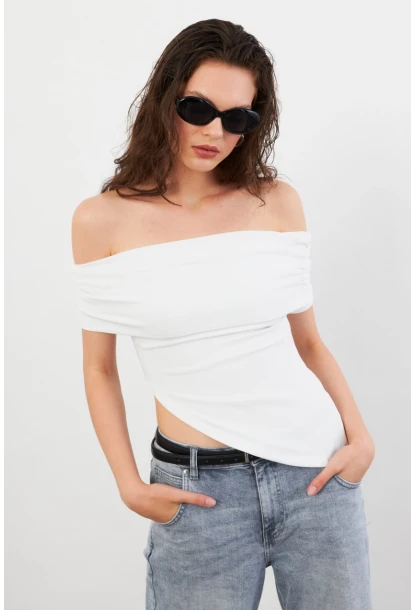 Kadın Beyaz Asimetrik Madonna Yaka Bluz OPS4251