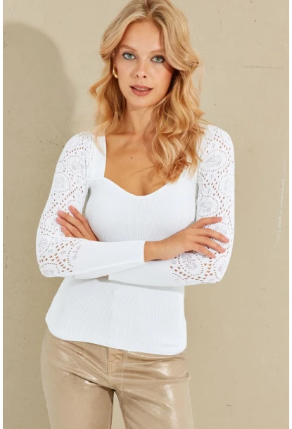 Kadın Beyaz Kalp Yaka Ajurlu Triko Bluz SMT217