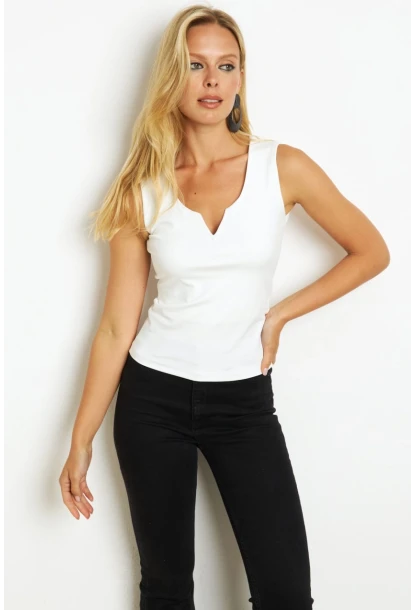Kadın Beyaz Kolsuz Bluz EY2712