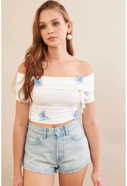 Kadın Beyaz Madonna Yaka Kelebek Detaylı Bluz FLU7268
