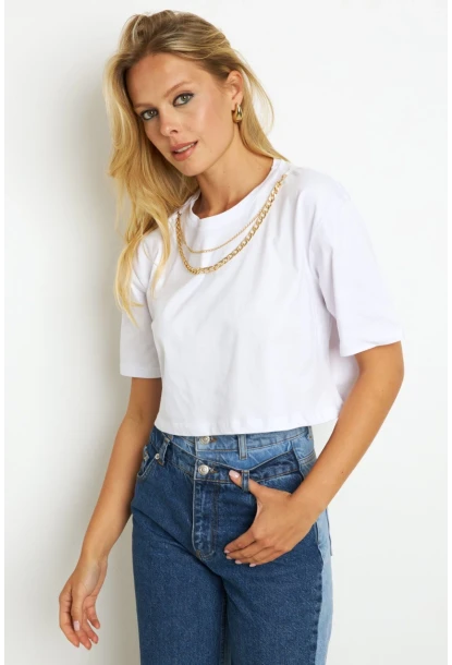 Kadın Beyaz Zincir Aksesuarlı Kısa T-Shirt HT109