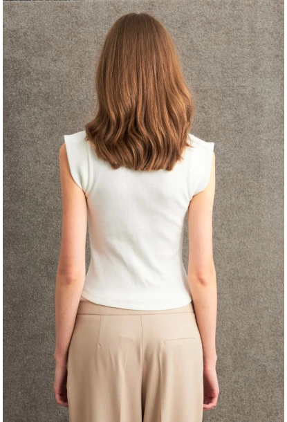 Kadın Ekru Aksesuarlı Kolsuz Bluz RLO101