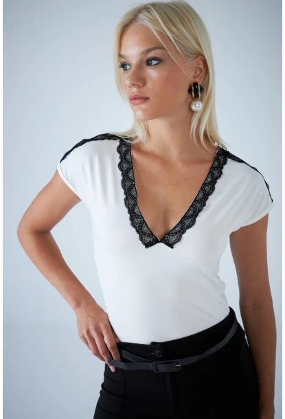 Kadın Ekru V Yaka Dantel Detaylı Bluz EY3133