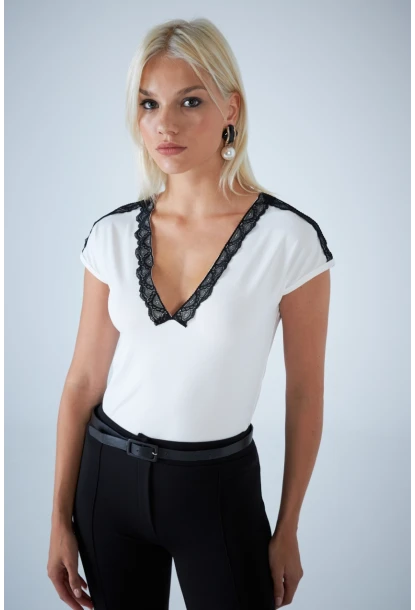 Kadın Ekru V Yaka Dantel Detaylı Bluz EY3133
