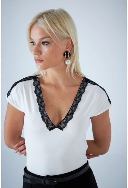 Kadın Ekru V Yaka Dantel Detaylı Bluz EY3133