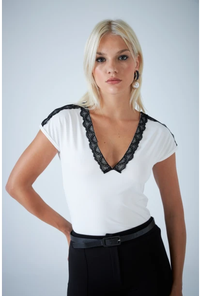 Kadın Ekru V Yaka Dantel Detaylı Bluz EY3133