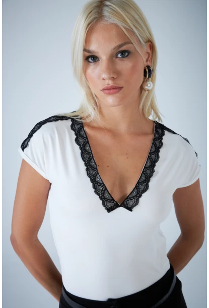 Kadın Ekru V Yaka Dantel Detaylı Bluz EY3133