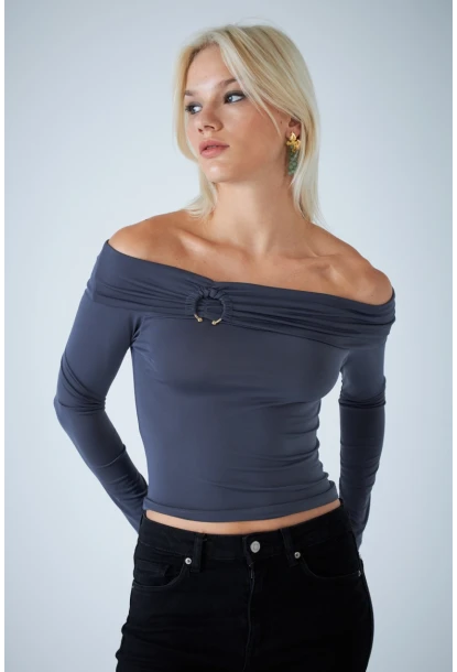 Kadın Gri Halka Aksesuarlı Madonna Yaka Crop Bluz COL3043