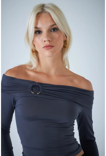 Kadın Gri Halka Aksesuarlı Madonna Yaka Crop Bluz COL3043