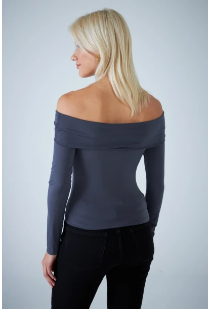 Kadın Gri Halka Aksesuarlı Madonna Yaka Crop Bluz COL3043