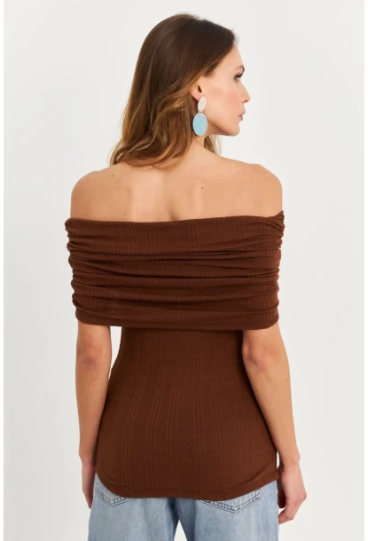 Kadın Kahverengi Kolsuz Madonna Yaka Bluz TF51