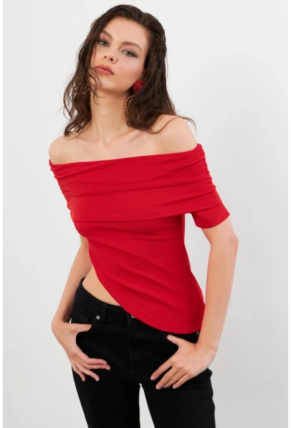 Kadın Kırmızı Asimetrik Madonna Yaka Bluz OPS4251