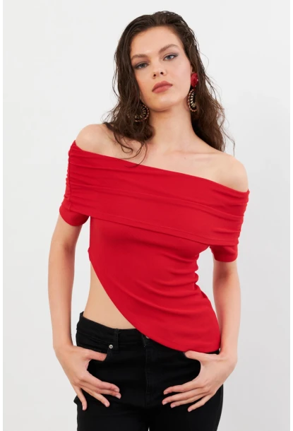 Kadın Kırmızı Asimetrik Madonna Yaka Bluz OPS4251
