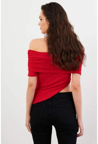 Kadın Kırmızı Asimetrik Madonna Yaka Bluz OPS4251
