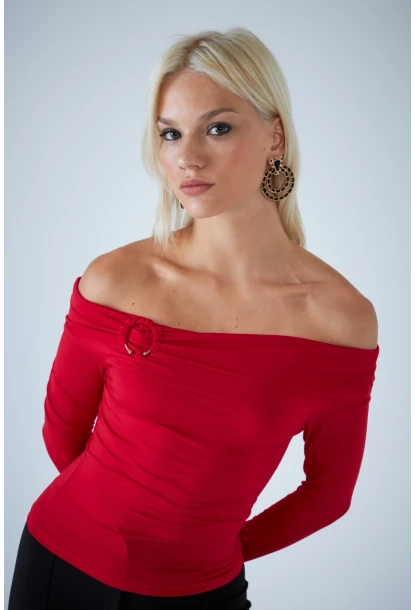 Kadın Kırmızı Halka Aksesuarlı Madonna Yaka Crop Bluz COL3043
