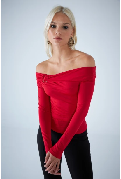 Kadın Kırmızı Halka Aksesuarlı Madonna Yaka Crop Bluz COL3043