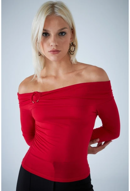 Kadın Kırmızı Halka Aksesuarlı Madonna Yaka Crop Bluz COL3043
