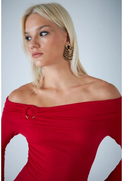 Kadın Kırmızı Halka Aksesuarlı Madonna Yaka Crop Bluz COL3043