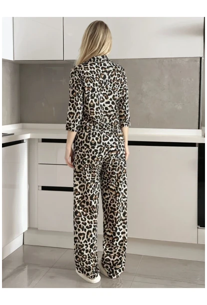 Kadın Leopar Desenli Pijama Takımı – Düğmeli Üst, Rahat Kesim Alt