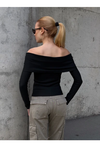 Kadın Madonna Yaka Halka Detay Siyah Bluz