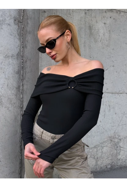 Kadın Madonna Yaka Halka Detay Siyah Bluz
