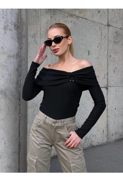 Kadın Madonna Yaka Halka Detay Siyah Bluz