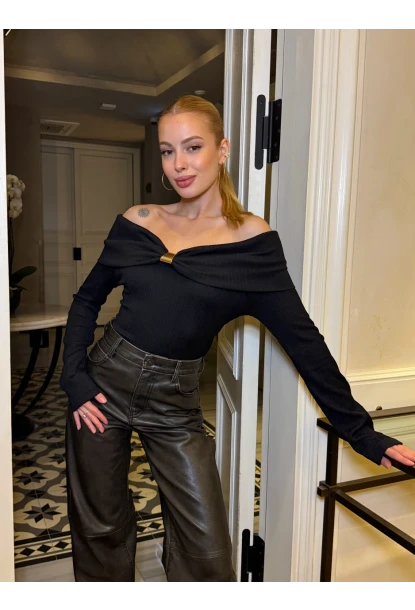 Kadın Omuz Açık Toka Detaylı Siyah Bluz