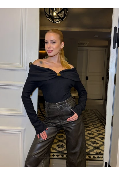 Kadın Omuz Açık Toka Detaylı Siyah Bluz